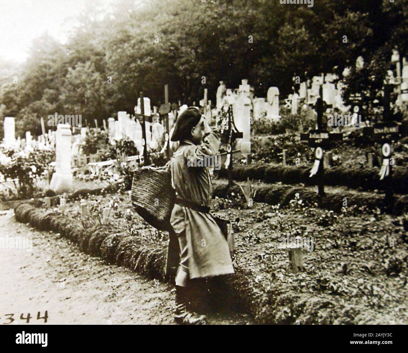 Französischer Junge, der das Grab eines französischen Helden, St. Mihiel, Meuse, Frankreich, 1918 (32832949391), salutieren soll. Stockfoto