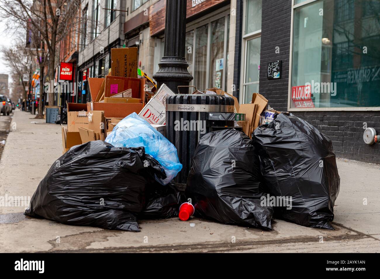 Montreal Quebec Kanada 29. Dezember 2019: Müll auf der Seite der Straße neben einem Straßenmüll Stockfoto