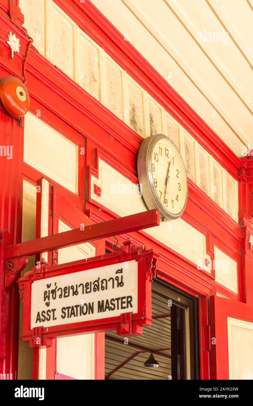 Assistentenstellenstammschild und -Uhr, Bahnhof Hua hin, Thailand Stockfoto