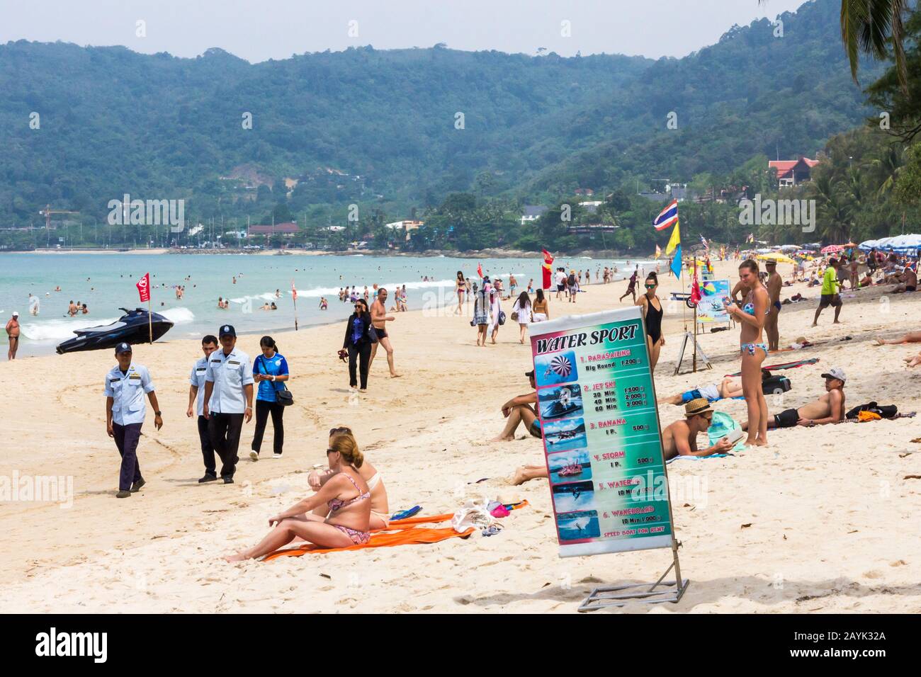 Patong, Phuket, Thailand - 11. November 2017: Touristen entspannen am Strand. Patong ist ein beliebtes Urlaubsziel. Stockfoto