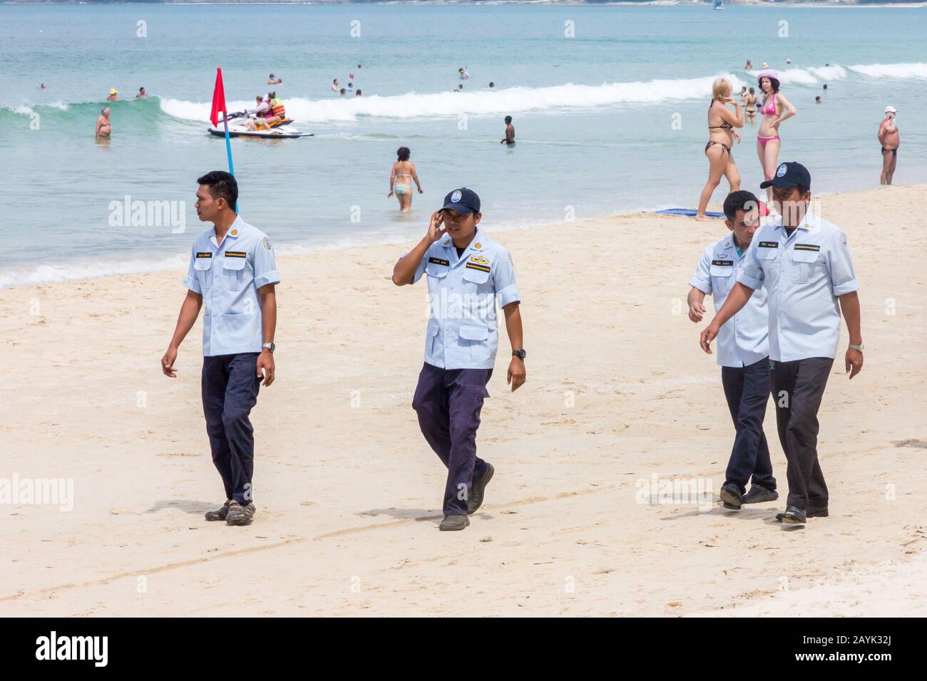 Patong, Phuket, Thailand - 11. November 2017: Beamte der örtlichen Behörden patrouillieren am Strand. Sie setzen lokale Vorschriften um. Stockfoto