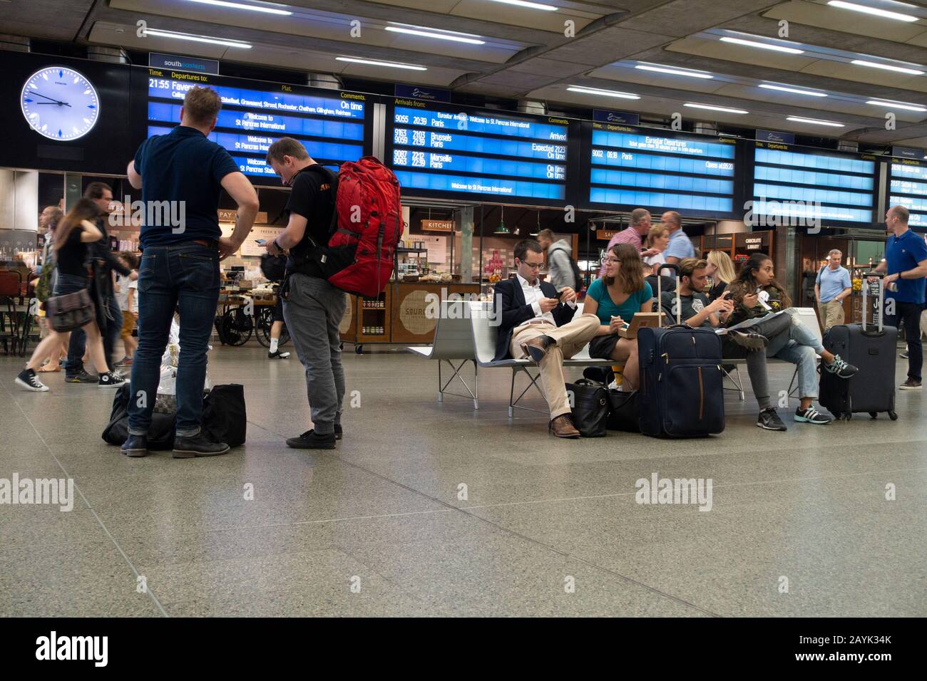 Passagiere, Warten, warten, Bahnhof, St. Pancras Station, Euston Road, London, England Stockfoto