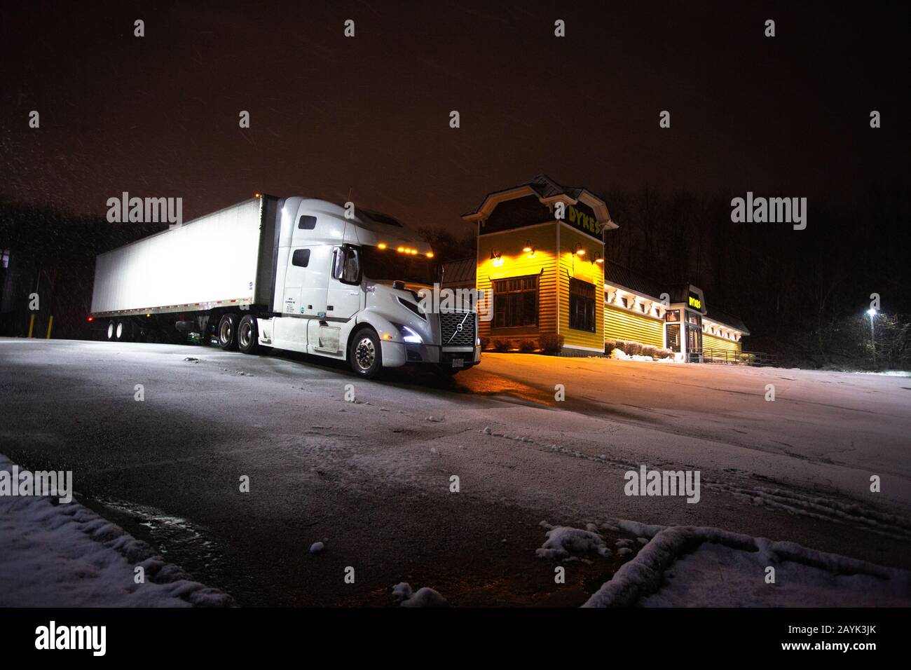 Güterkraftwagenindustrie. Trockener Van-LKW und Anhänger nachts Stockfoto