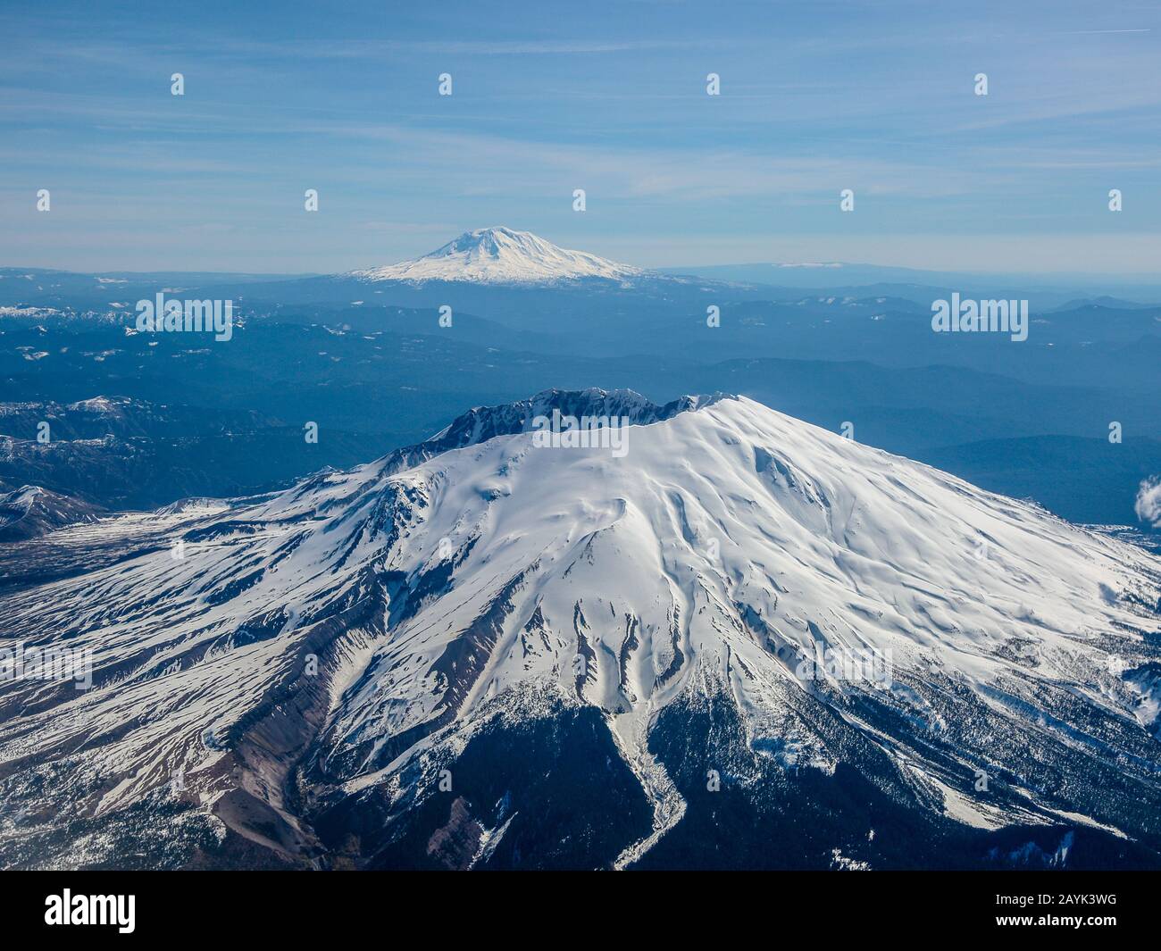 Luftaufnahme des Mt St Helens mit Mt Adams im Hintergrund Stockfoto