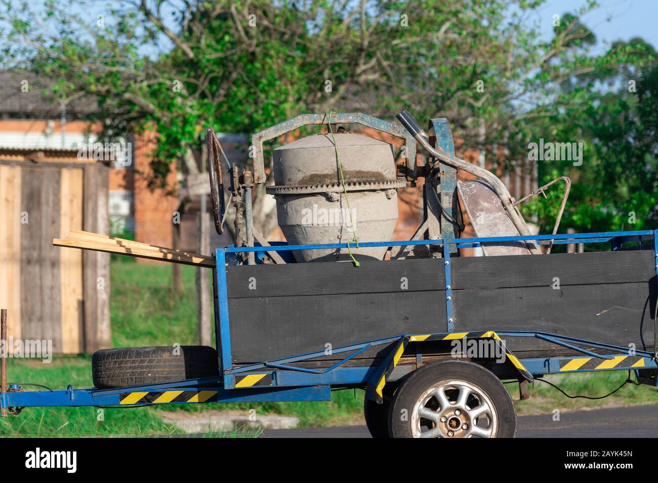 Ein Betonmischer, mit dem Zement und Beton in einem blauen Anhänger  transportiert werden, der von einem Pkw gezogen wird. Ausrüstung, die in  Technik und Konstruktion verwendet wird Stockfotografie - Alamy