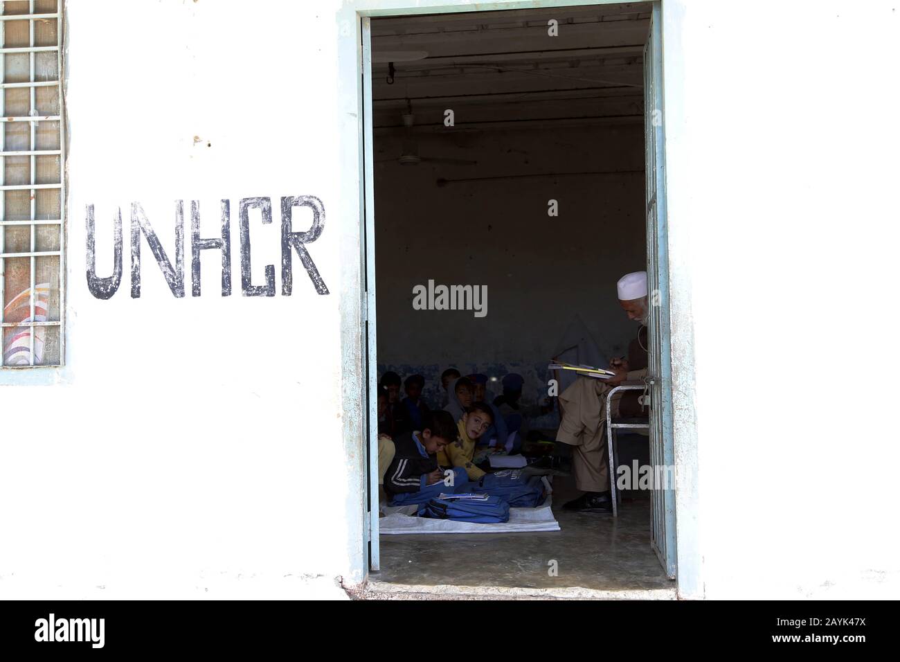 Peschawar. Februar 2020. Afghanische Kinder besuchen am 14. Februar 2020 eine Klasse in einem Flüchtlingslager im nordwestpakistanischen Peshawar. Nach Angaben des UN-Hochkommissars für Flüchtlinge (UNHCR) beherbergt Pakistan 210.465 Haushalte mit 1.416.078 registrierten Flüchtlingen, was das Land zu einem der größten Flüchtlinge der Welt macht. Um ZU GEHEN MIT: "Feature: INT'l Aufmerksamkeit könnte afghanischen Flüchtlingen in Pakistan besseres Leben bringen" Credit: Ahmad Kamal/Xinhua/Alamy Live News Stockfoto