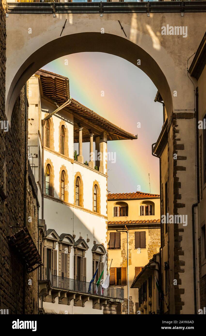 Ein Regenbogen über Florenz, Italien durch und Torbogen in der Nähe von Chiesa di San Piero a Scheraggio Stockfoto