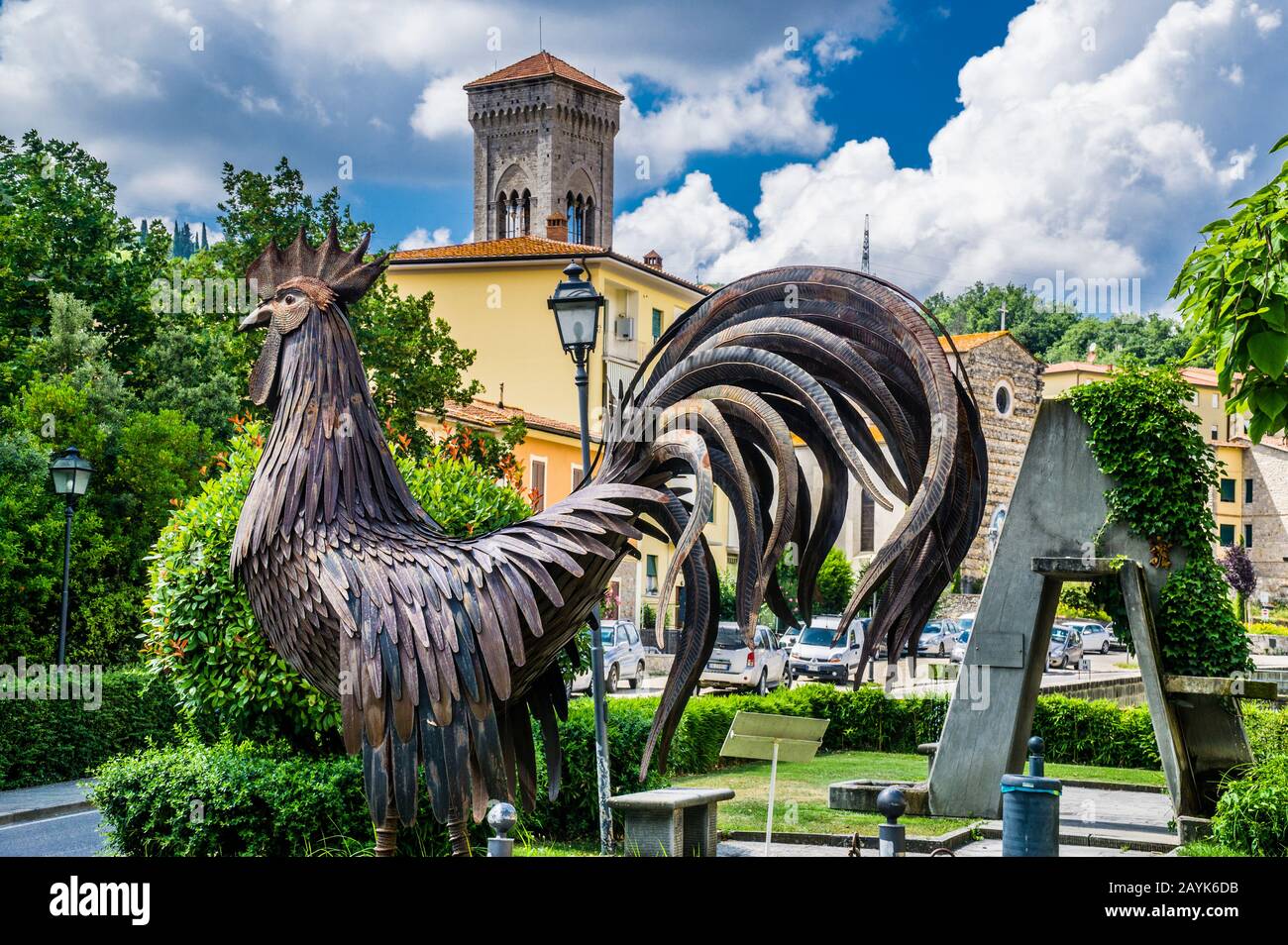Galo nero Skulptur (schwarzer Hahn) das Symbol des Chianti Classico in der mittelalterlichen Stadt Gaiole in Chianti, Chianti-Region, Toskana, Italien Stockfoto
