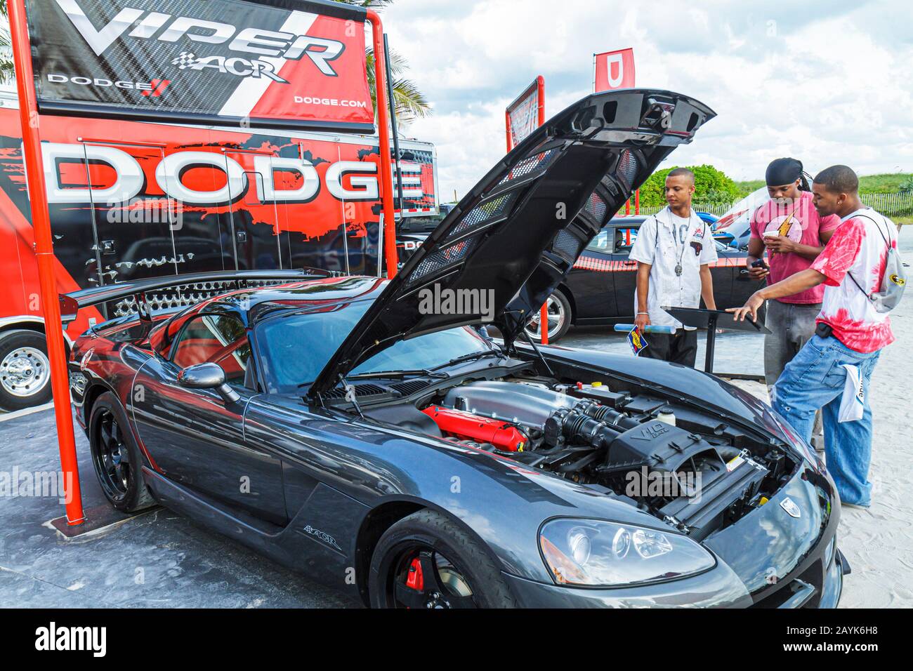 Miami Beach Florida, Lummus Park, Coca Cola Fuels NASCaar Championship Drive, Produktmarketing, Rennfan, Schwarze Männer männlich, Dodge, FL101122074 Stockfoto