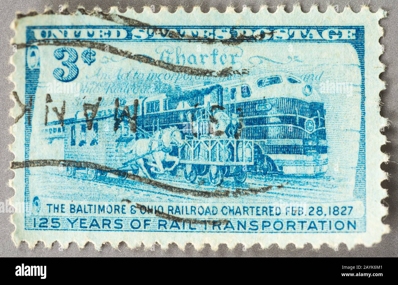 Eine US-Briefmarkenaufnahme von 1952, die 125 Jahre auf den Bahnstrecken in Baltimore und Ohio aufzeichnet. Das Bild zeigt gezeichnete und moderne Schienenfahrzeuge. Stockfoto