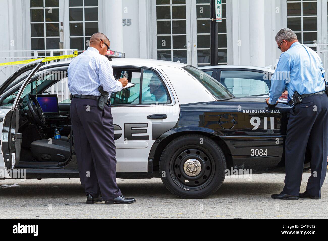 Miami Beach, Florida, Ocean Drive, schießen Tatort, Mord, Polizei, Polizist, Detektive, Fahrzeug, Auto, FL101122099 Stockfoto