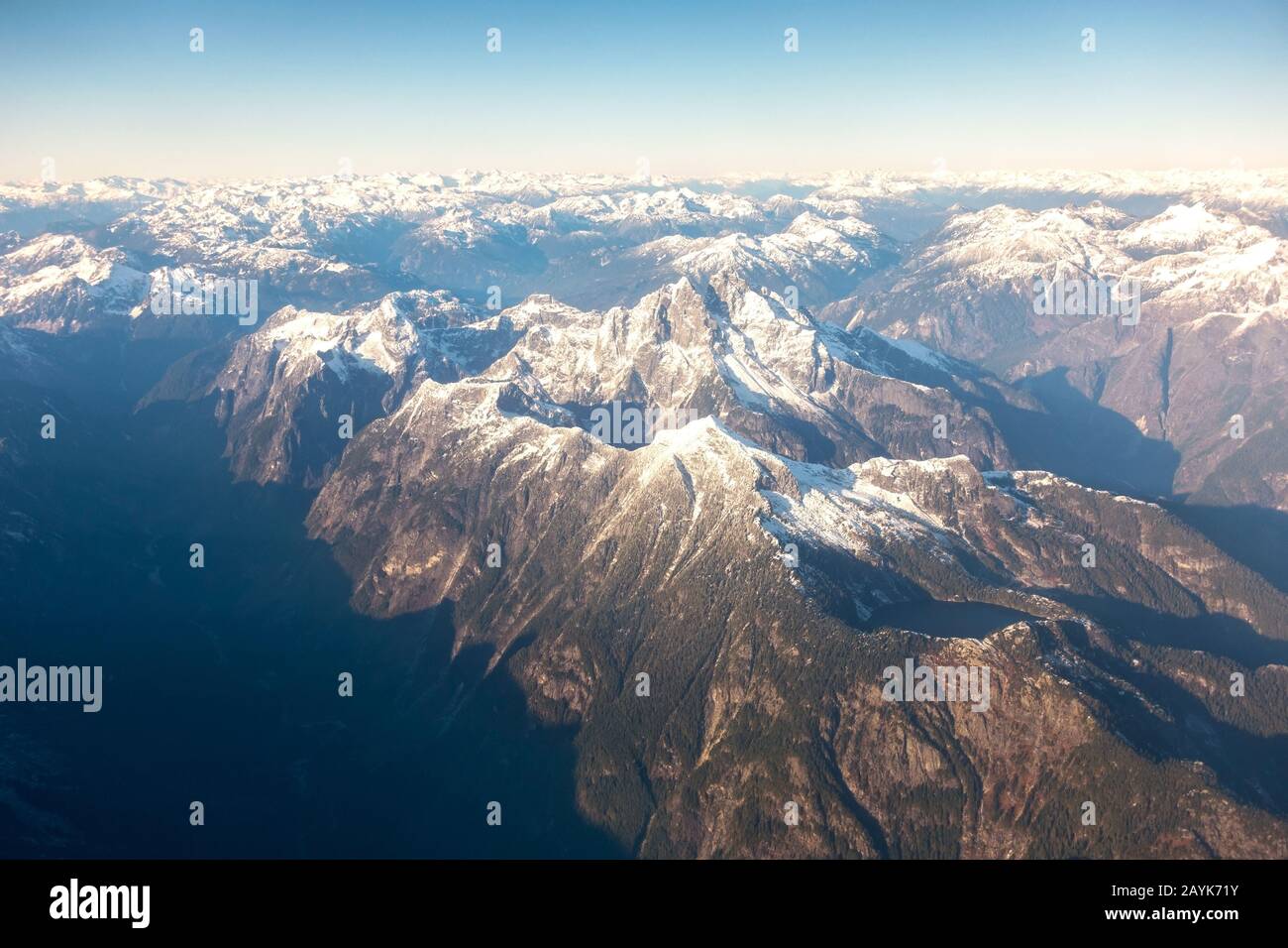 Flugzeugfenster Luftlandschaftsansicht Flying Air Canada Airline Über Verschneiten British Columbia Coast Mountains Stockfoto