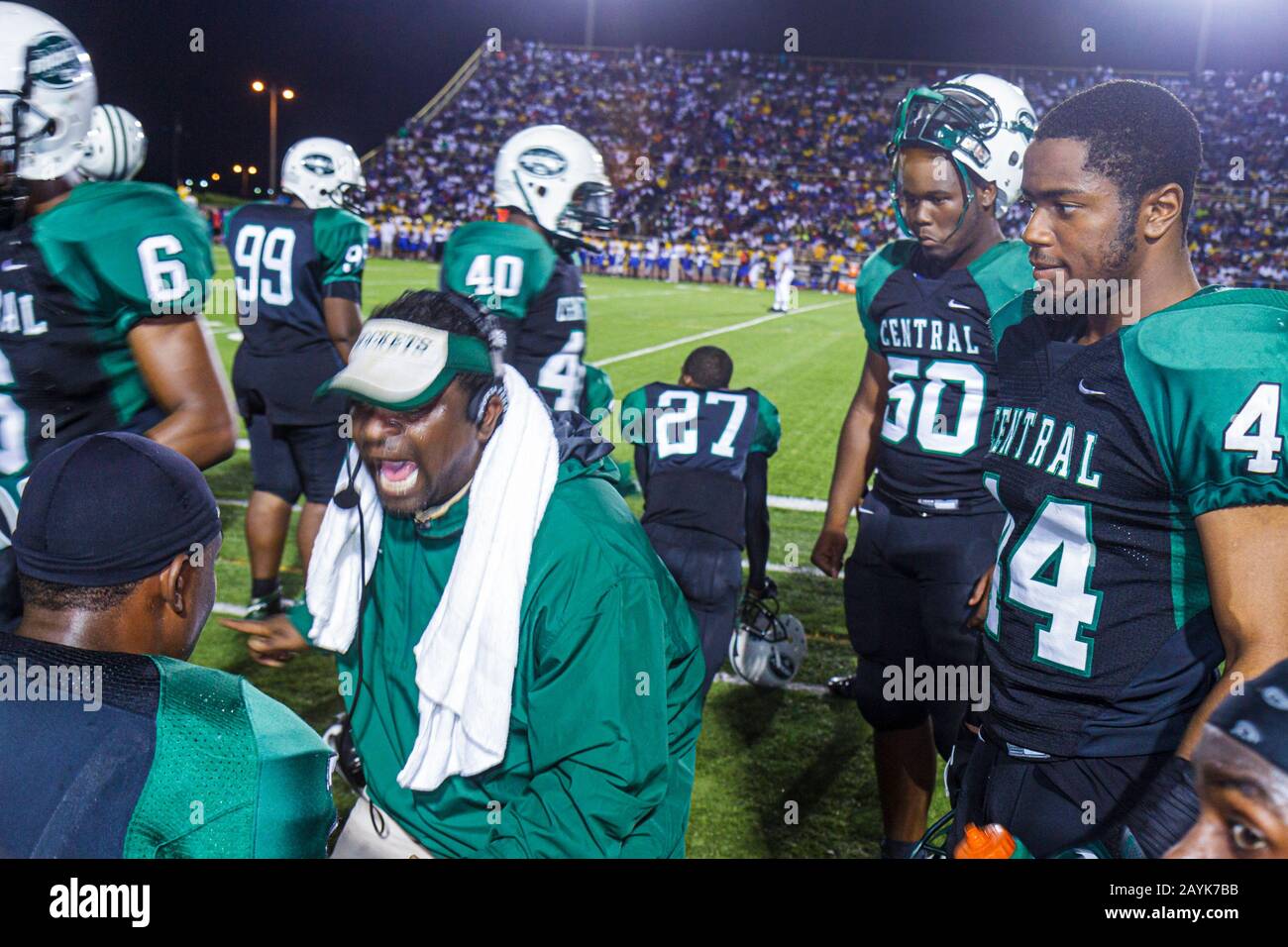 Miami Florida, Miami Dade College North Campus, Traz Powell Stadium, High School Football Playoff-Spiel, Northwestern vs. Central, Black Blacks African African Stockfoto