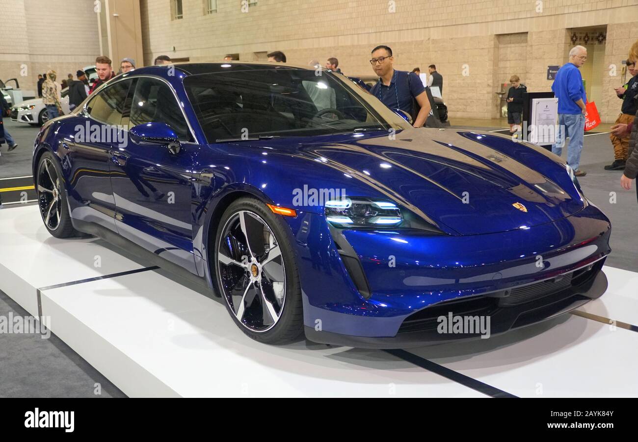 Philadelphia, Pennsylvania, USA - 9. Februar 2020 - Der blaue Porsche Taycan 4S Metallic 2020 alle elektrische Sportlimousine Stockfoto
