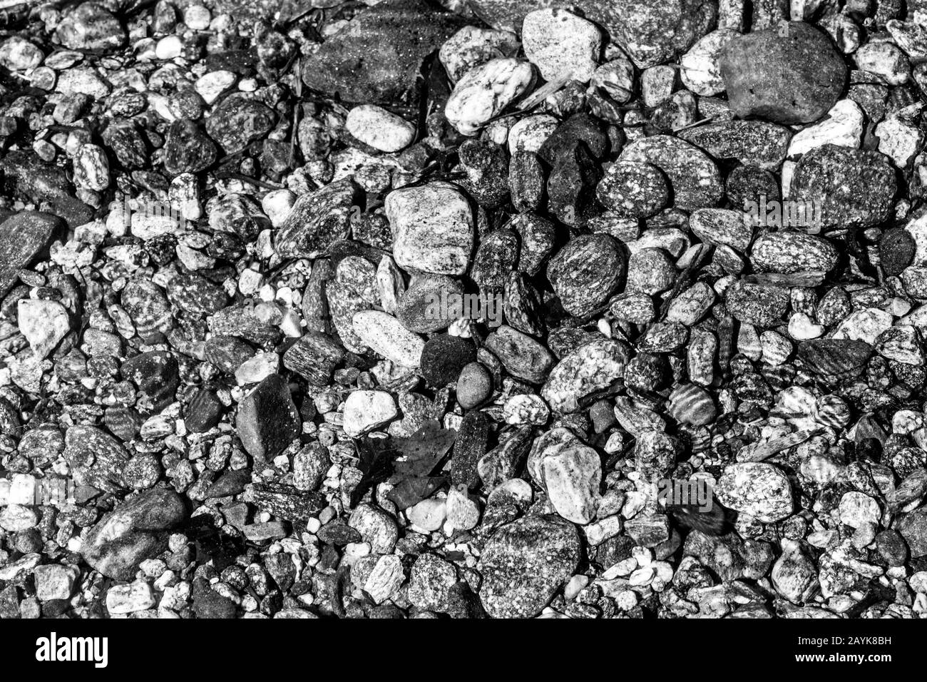 Flussbett - Steine unter dem klaren Wasser eines Flusses (Stein, Textur) Stockfoto