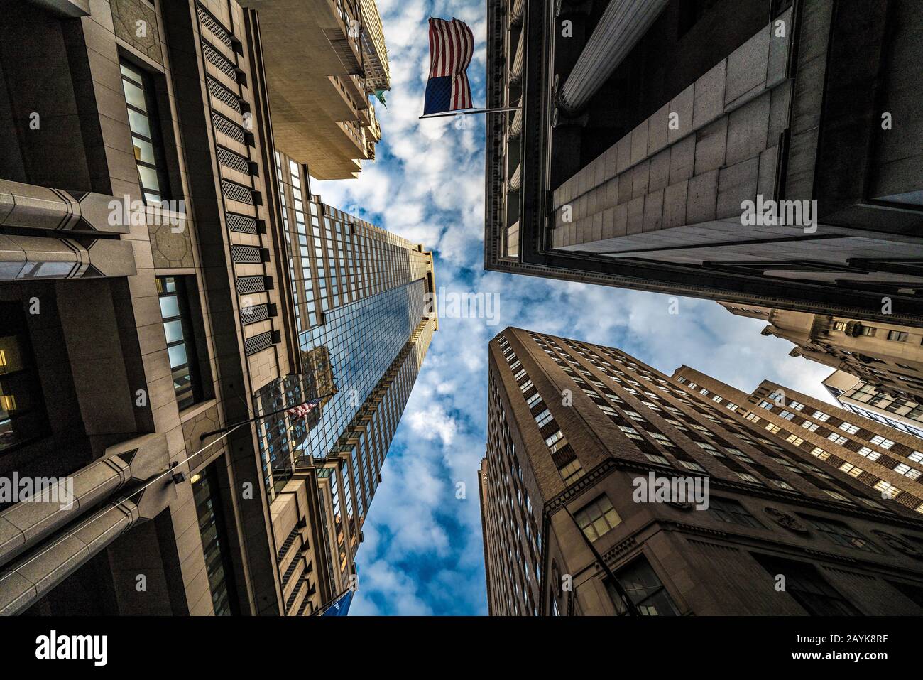 New YORK, USA - 08. OKTOBER: Stadtgebäude im Finanzviertel außerhalb des unteren Manhattan-Bereichs in der Nähe der Wall Street am 08. Oktober 2019 in New York Stockfoto