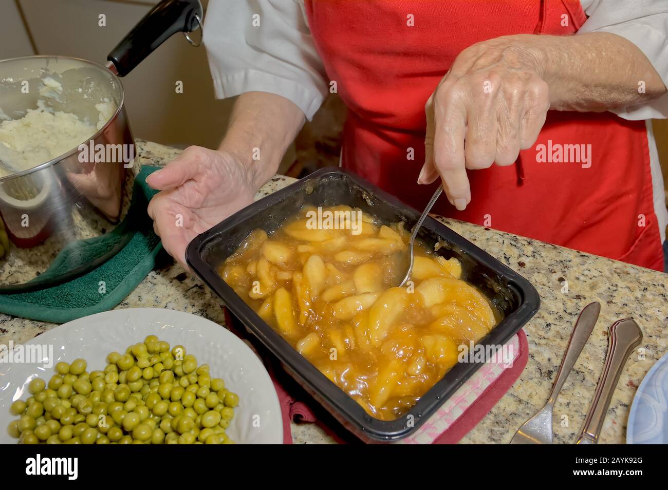 Eine Pfanne heißer Apfelklöße, die gerade aus dem Ofen genommen wurde, um sich zum Abendessen vorzubereiten. Stockfoto
