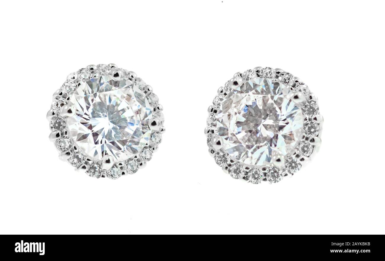 Diamond Halo Ohrringe feiner Schmuck isoliert auf weißem Hintergrund Stockfoto
