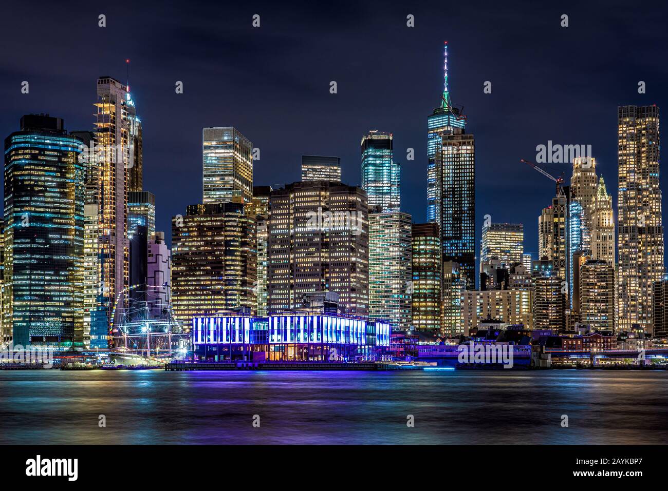 New YORK, USA - 09. OKTOBER: Dies ist ein nächtlicher Blick auf die Skyline des Finanzviertels von Manhattan entlang des East River am 09. Oktober 2019 in New York Stockfoto