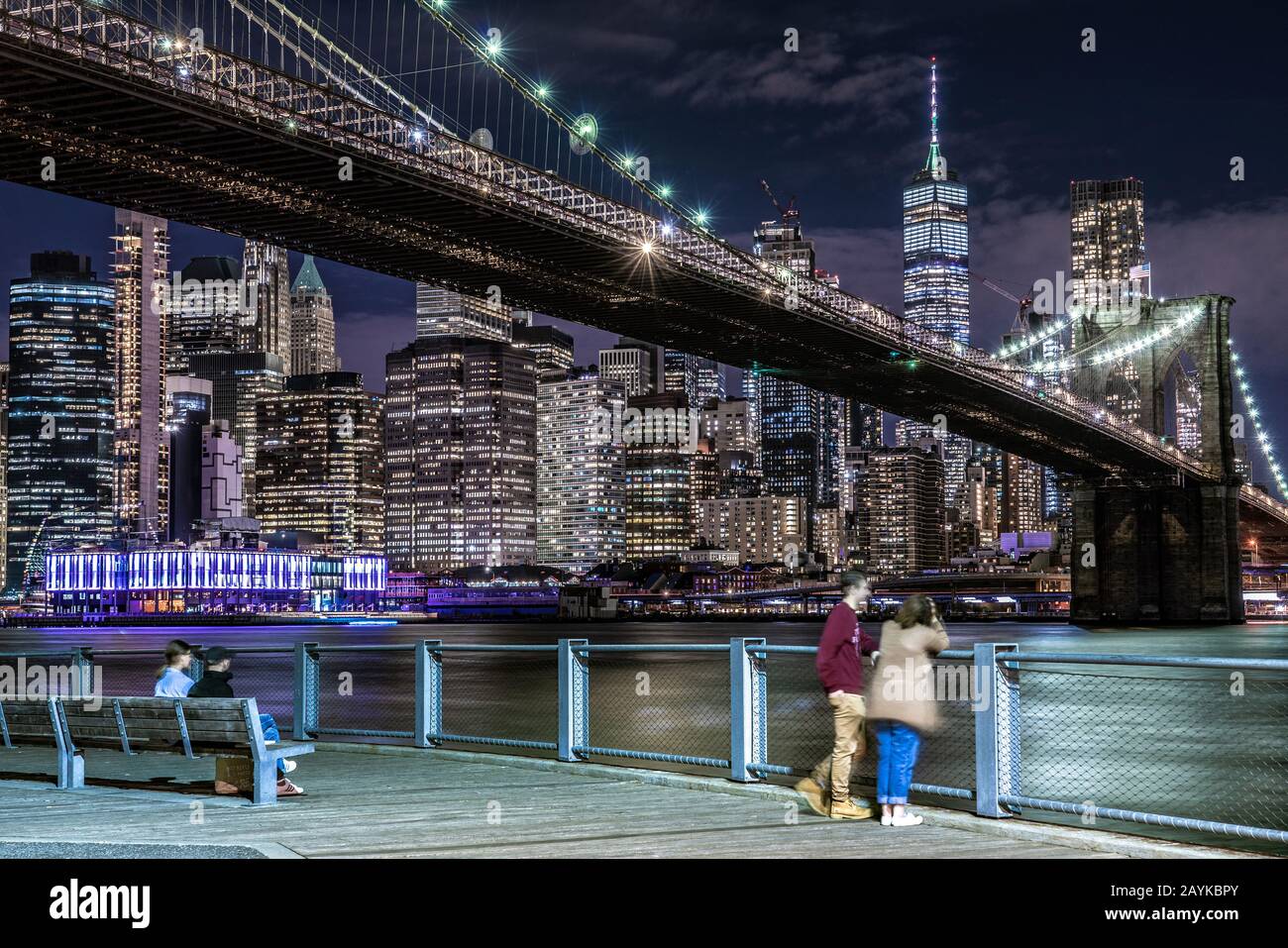 New YORK, USA - 09. OKTOBER: Dies ist ein Nachtblick auf die Aussichtsplattform am Flussufer der Brooklyn Bridge mit dem Finanzviertel Manhattan im di Stockfoto