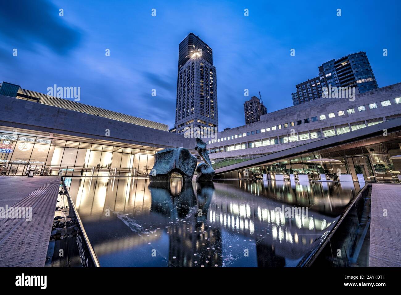 New YORK, USA - 09. OKTOBER: Dies ist eine Abendansicht des Lincoln Center for the Performing Arts, eines berühmten Zentrums in Manhattan am 09. Oktober 2019 Stockfoto