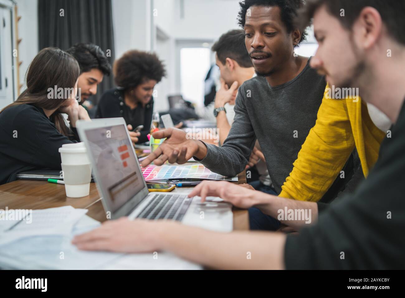 Kreative Designer arbeiten in einem Projekt zusammen und teilen neue Ideen am Arbeitsplatz. Business- und Teamarbeitskonzept. Stockfoto