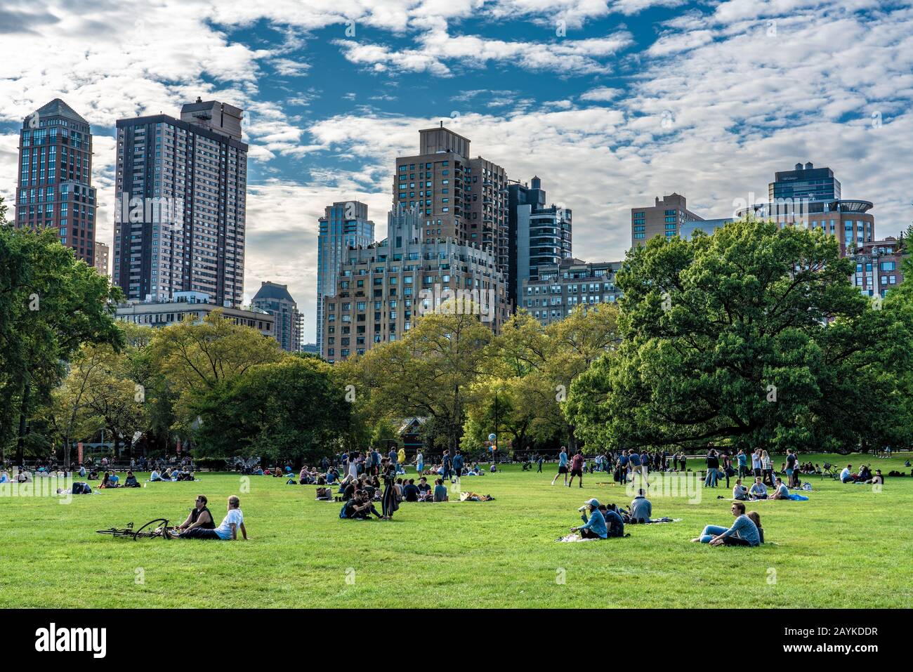 New YORK, USA - 12. OKTOBER: Das ist Sheep Meadow, ein Außenbereich, in dem Menschen zum Sonnenbad kommen und am 12. Oktober 2019 im Central Park Picknicks haben Stockfoto
