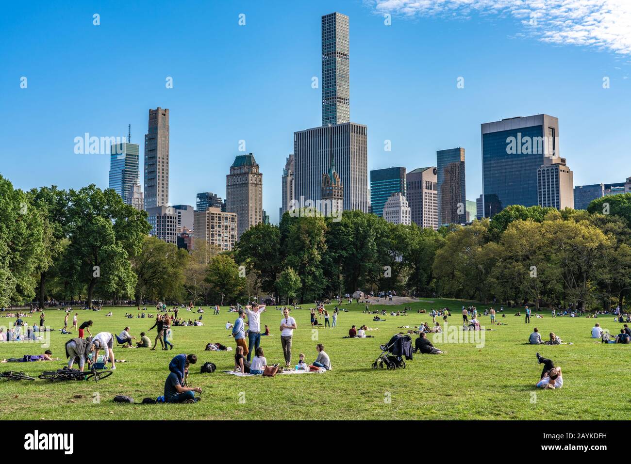 New YORK, USA - 12. OKTOBER: Blick auf Sheep Meadow im Central Park und die Skyline der Midtown Manhattan City am 12. Oktober 2019 in New York Stockfoto