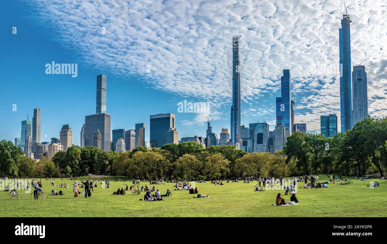 New YORK, USA - 12. OKTOBER: Panorama von Sheep Meadow im Central Park und der Skyline der Midtown Manhattan City am 12. Oktober 2019 in New York Stockfoto