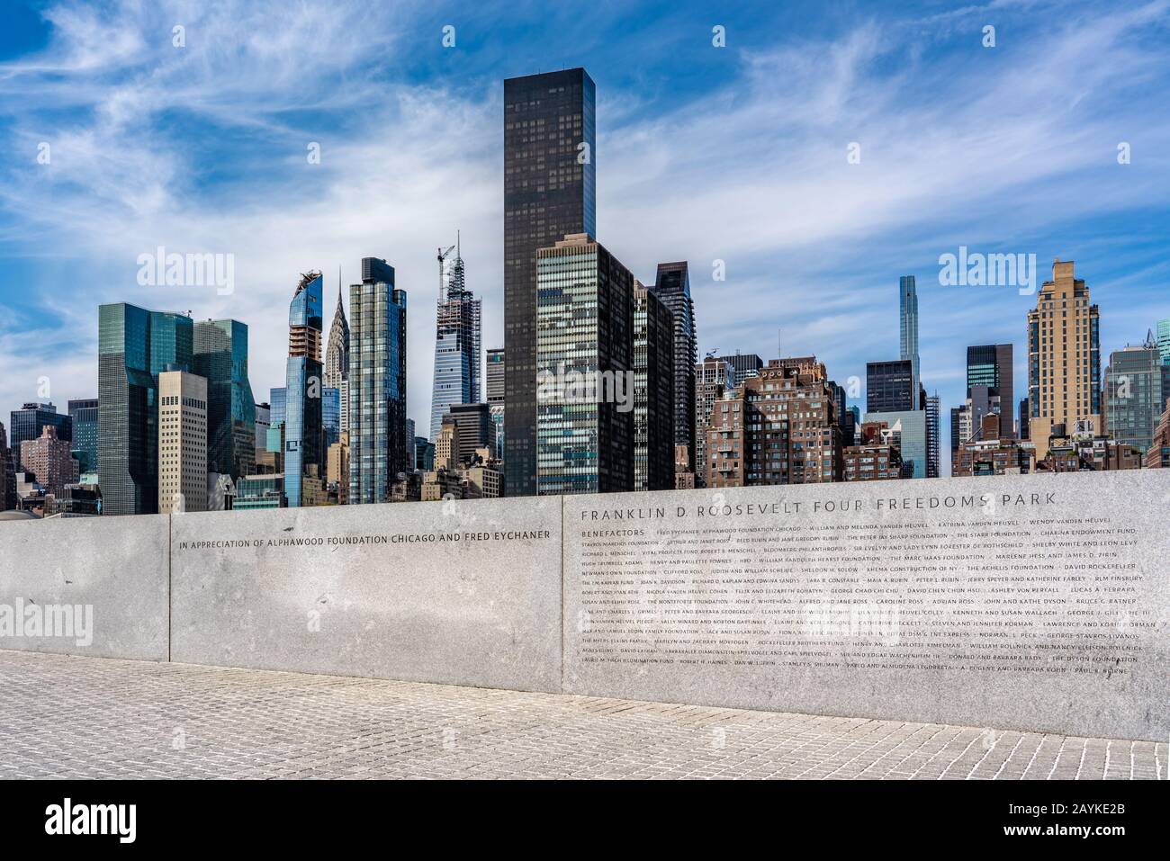 New YORK, USA - 13. OKTOBER: Memorial in Franklin D. Roosevelt Four Freedoms Park mit Manhattan-Stadtgebäuden in der Ferne am 13. Oktober 2019 in Stockfoto
