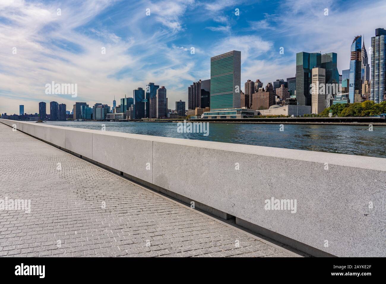 New YORK, USA - 13. OKTOBER: Weg im Roosevelt Four Freedoms Park mit den Stadtgebäuden von Manhattan und Manhattan über den Fluss am 13. Oktober 2019 in N Stockfoto