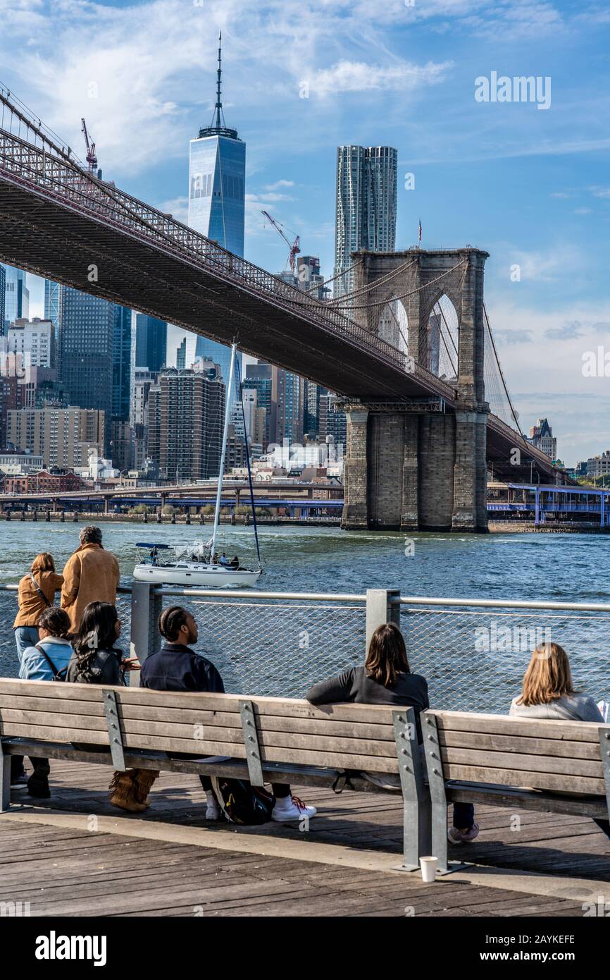 New YORK, USA - 13. OKTOBER: Dies ist der Brooklyn Bridge Park, ein berühmter Flusspark mit Blick auf die Brücke entlang des East River am 13. Oktober 2019 in Stockfoto