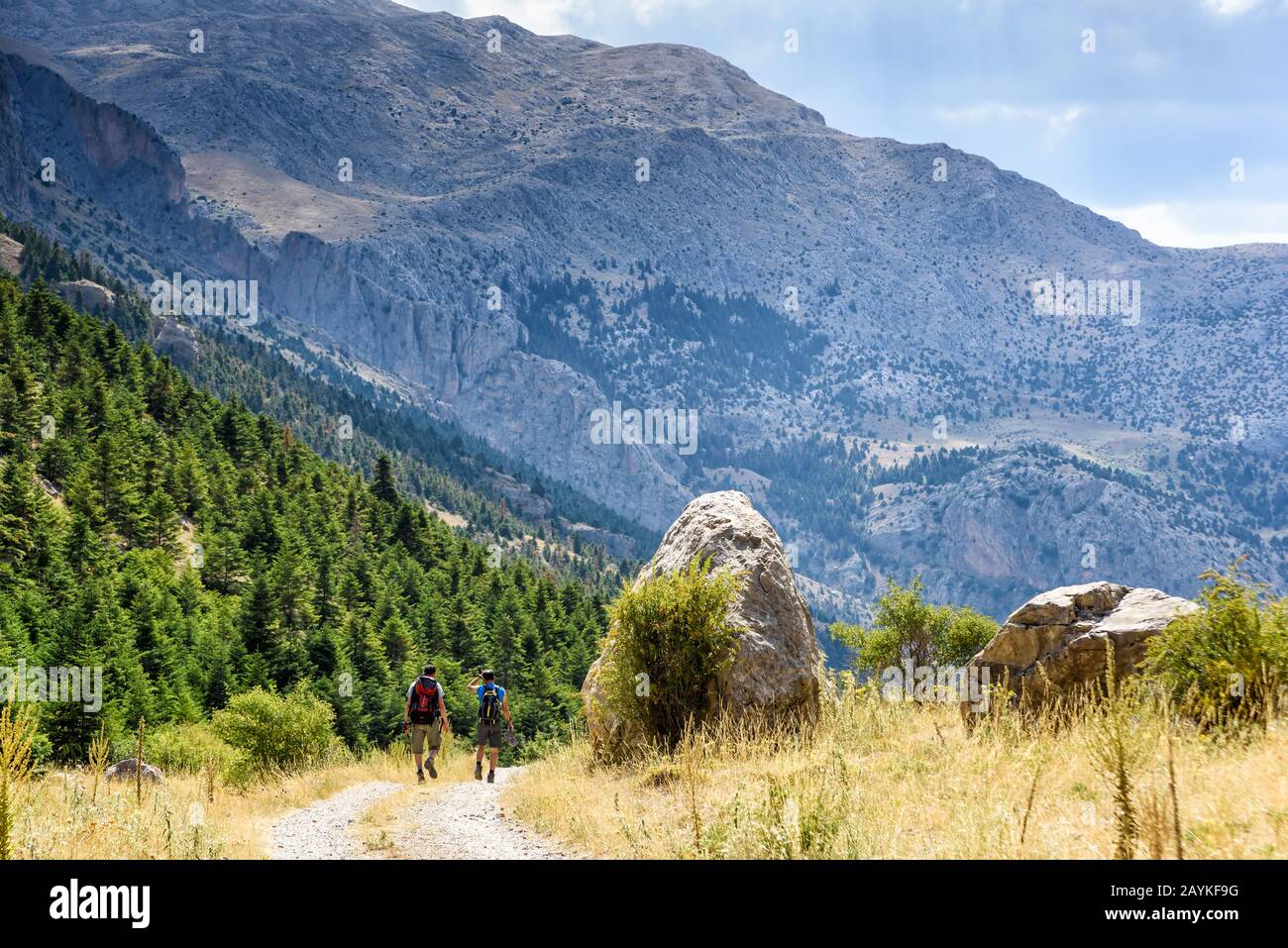 Türkei, Chamard - 3. August 2019: Touristen gehen im Sommer auf der Straße durch die Berglandschaft im türkischen Nationalpark aladag, Blick Stockfoto