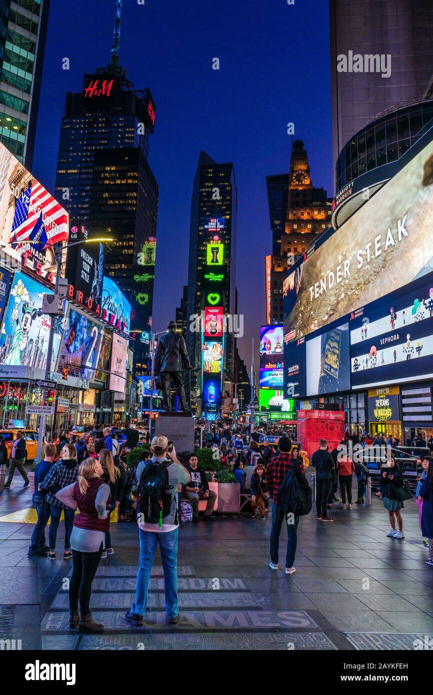 New YORK, USA - 15. OKTOBER: Times Square, ein berühmtes Einkaufs- und Unterhaltungsviertel in Midtown Manhattan in der Nacht zum 15. Oktober 2019 in New York Stockfoto