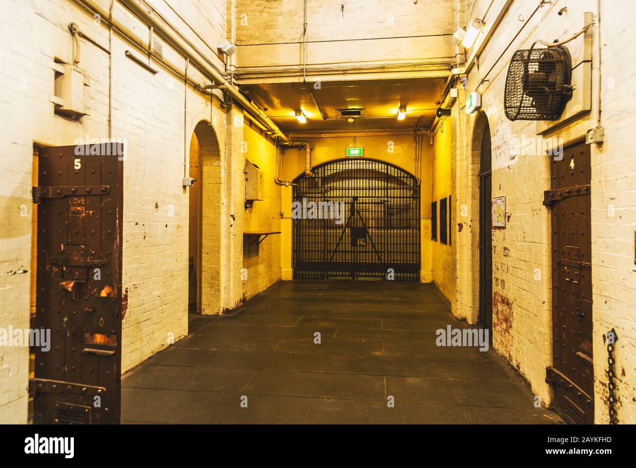 Melbourne Victoria Australia - 8. Dezember 2017. Flur mit schweren Metalltüren, die zu Zellen im alten Melbourner Gefängnis führen. Stockfoto