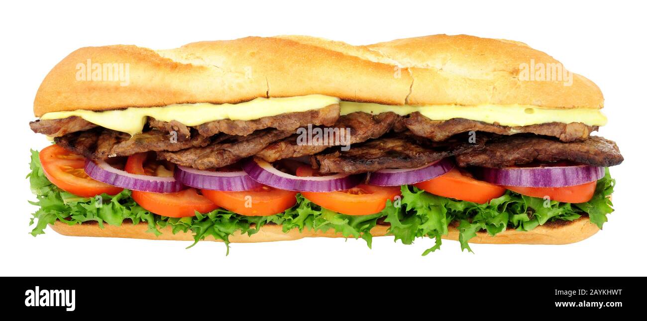 Rindersteak und Salat gefülltes, krustiges Baguette-Sandwich isoliert auf weißem Hintergrund Stockfoto