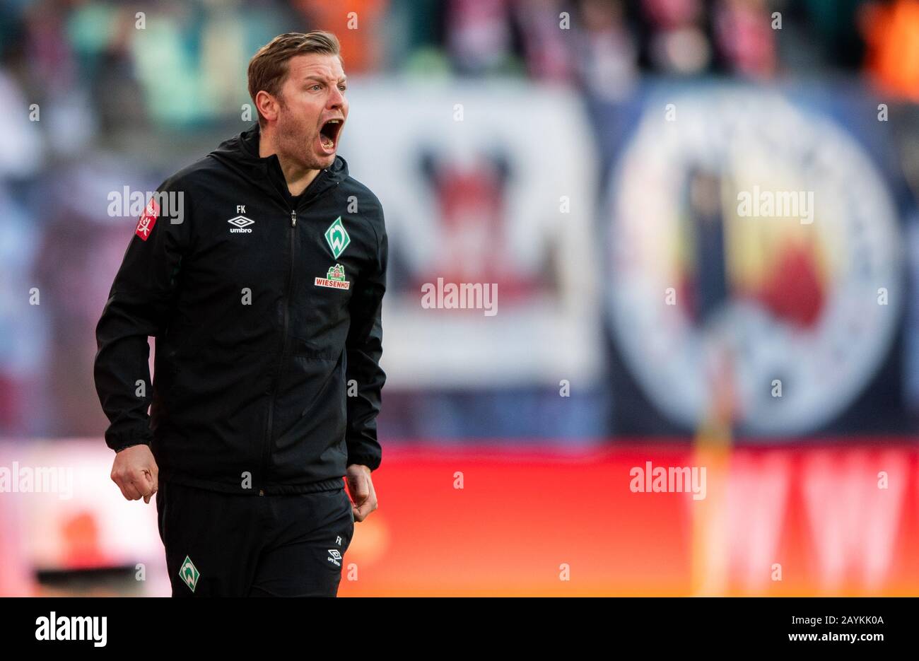 Leipzig, Deutschland. Februar 2020. Fußball: Bundesliga, RB Leipzig - SV Werder Bremen, 22. Spieltag, in der Red Bull Arena. Bremer Trainer Florian Kohfeldt steht an der Seitenlinie. Kredit: Robert Michael / dpa - WICHTIGER HINWEIS: Gemäß den Vorschriften der DFL Deutsche Fußball Liga und des DFB Deutscher Fußball-Bund ist es untersagt, im Stadion und/oder aus dem fotografierten Spiel in Form von Sequenzbildern und/oder videoähnlichen Fotoserien auszunutzen oder auszunutzen./dpa/Alamy Live News Stockfoto