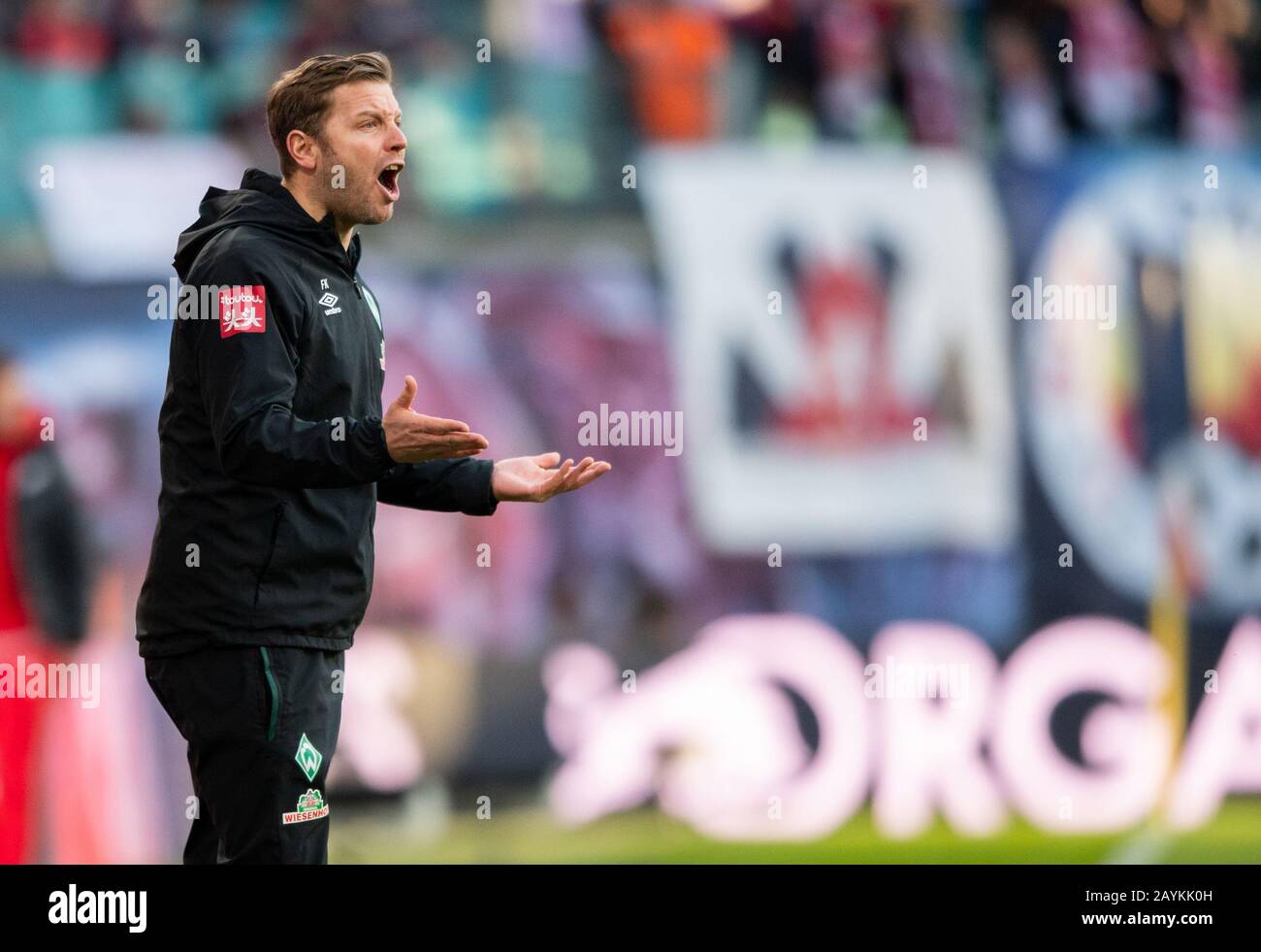 Leipzig, Deutschland. Februar 2020. Fußball: Bundesliga, RB Leipzig - SV Werder Bremen, 22. Spieltag, in der Red Bull Arena. Bremer Trainer Florian Kohfeldt steht an der Seitenlinie. Kredit: Robert Michael / dpa - WICHTIGER HINWEIS: Gemäß den Vorschriften der DFL Deutsche Fußball Liga und des DFB Deutscher Fußball-Bund ist es untersagt, im Stadion und/oder aus dem fotografierten Spiel in Form von Sequenzbildern und/oder videoähnlichen Fotoserien auszunutzen oder auszunutzen./dpa/Alamy Live News Stockfoto