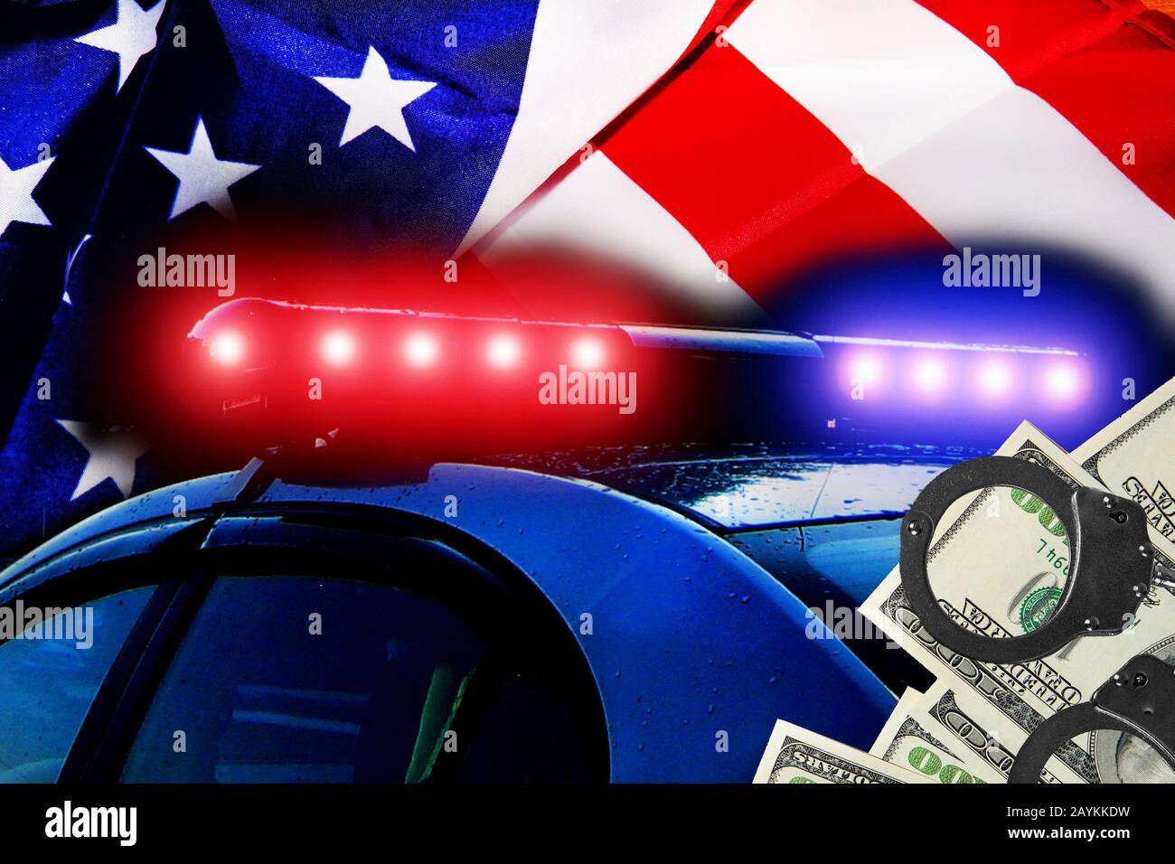 Verschwommene, entschärfte Silhouette des Patrouillenwagens der Straßenpolizei mit Lichtschienenalarm, Dollarscheinen und Handschellen auf amerikanischem Flaggenhintergrund Stockfoto