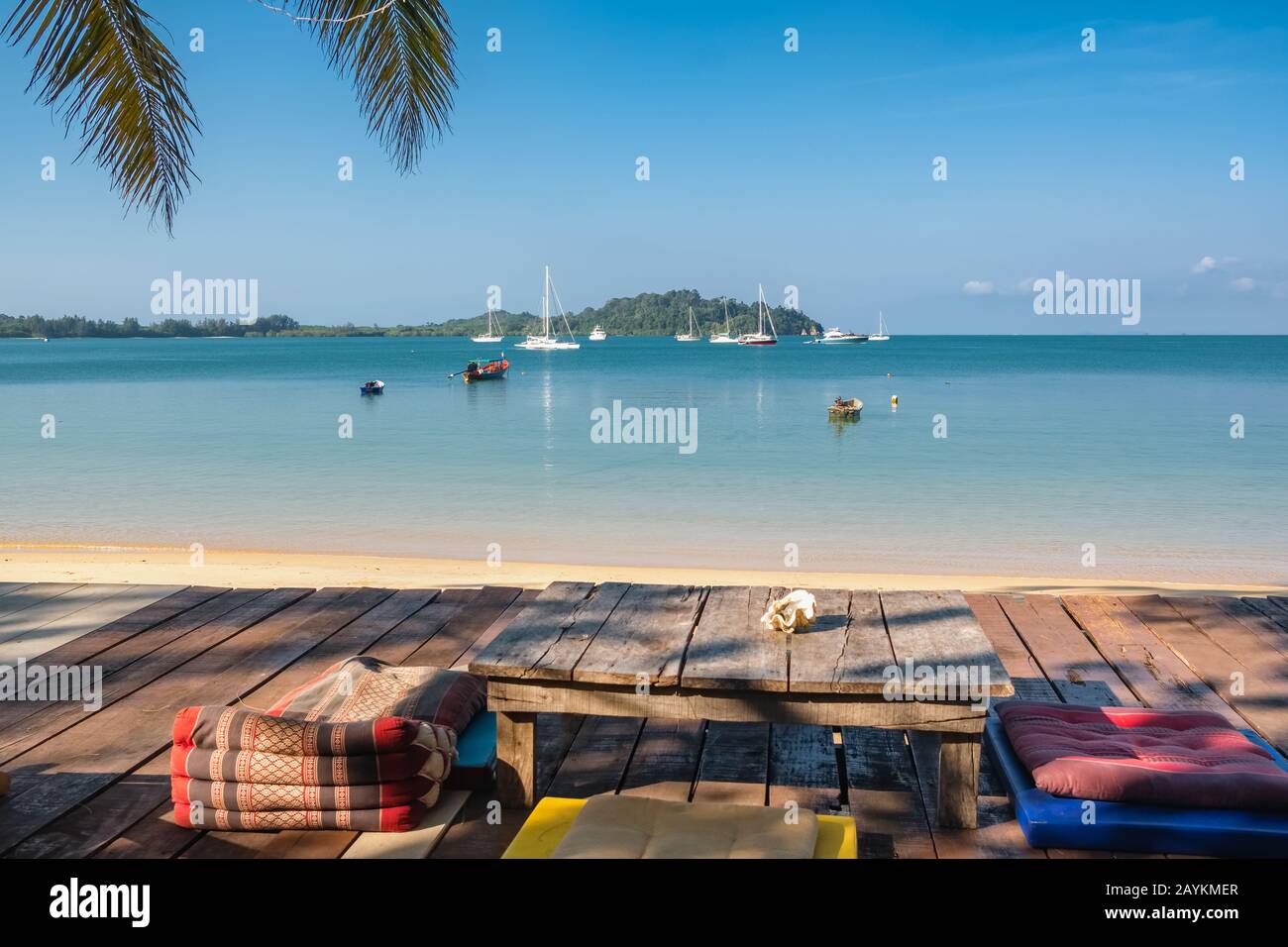 Romantisches Strandcafé im Freien auf der tropischen Insel in Thailand Stockfoto