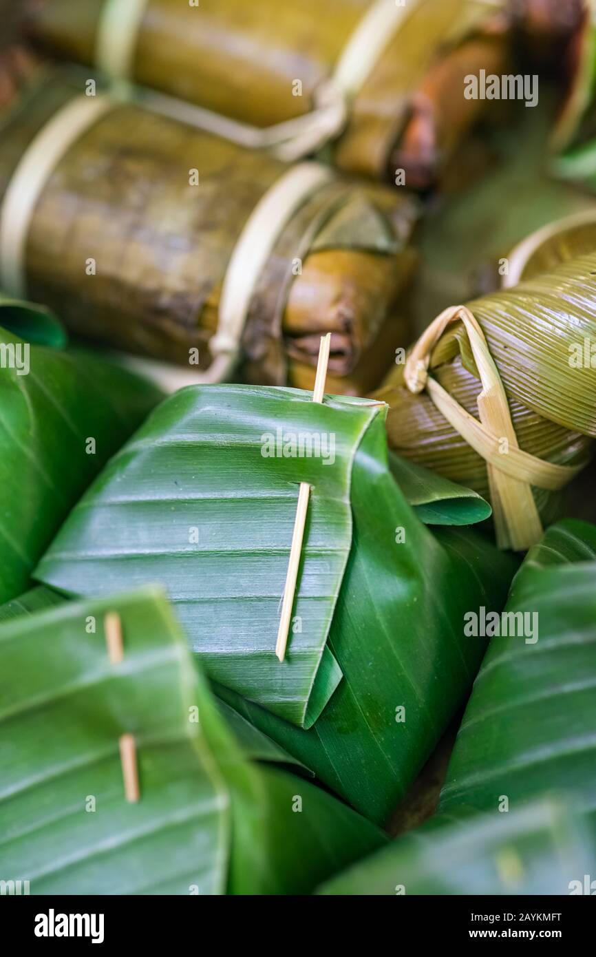 Glutinöser Reis gedämpft im Bananenblatt Khao Tom Mat oder Khao Tom Pad im Hintergrund der Lebensmittel Stockfoto