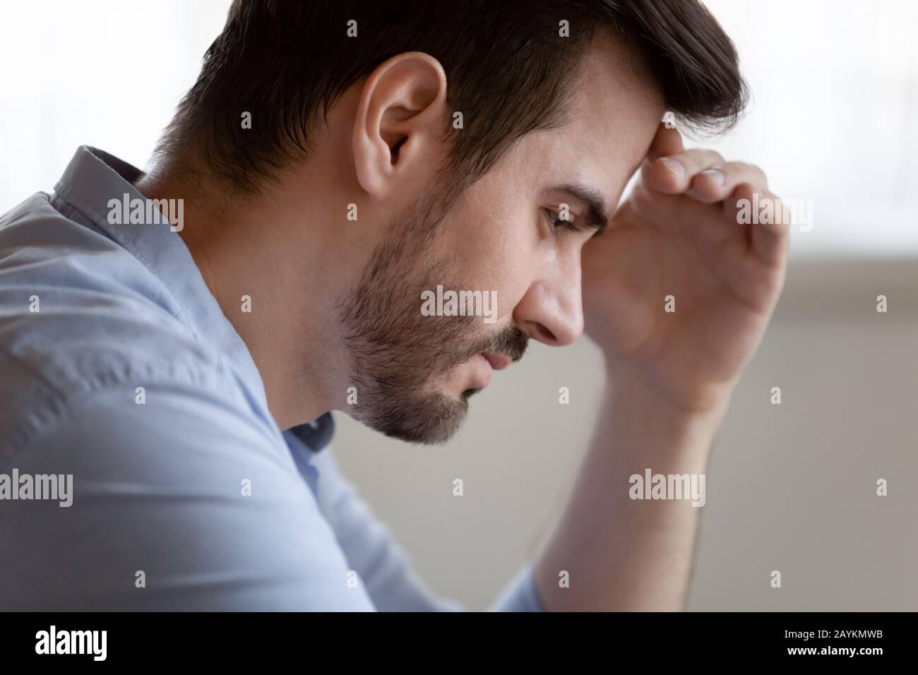 Unglücklicher junger Mann verlor, als er dachte, er hätte Schwierigkeiten Stockfoto