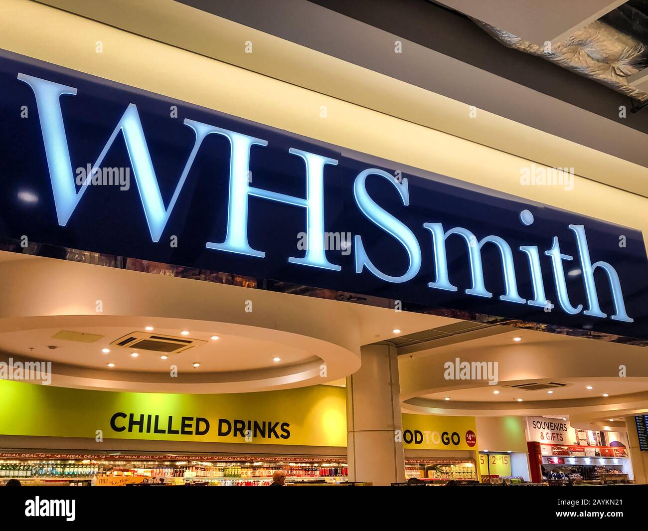 Heathrow, Großbritannien - 11. Februar 2020: WHSmith Store Signage im Flughafen Heathrow Stockfoto