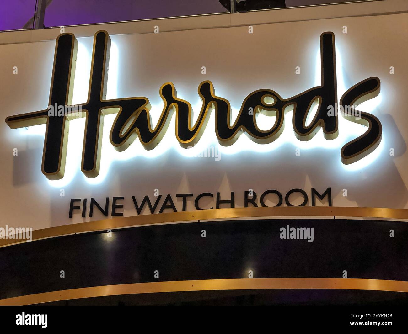 Heathrow, Großbritannien - 11. Februar 2020: Harrods beobachten die Beschilderung im Raum am Flughafen Heathrow Stockfoto