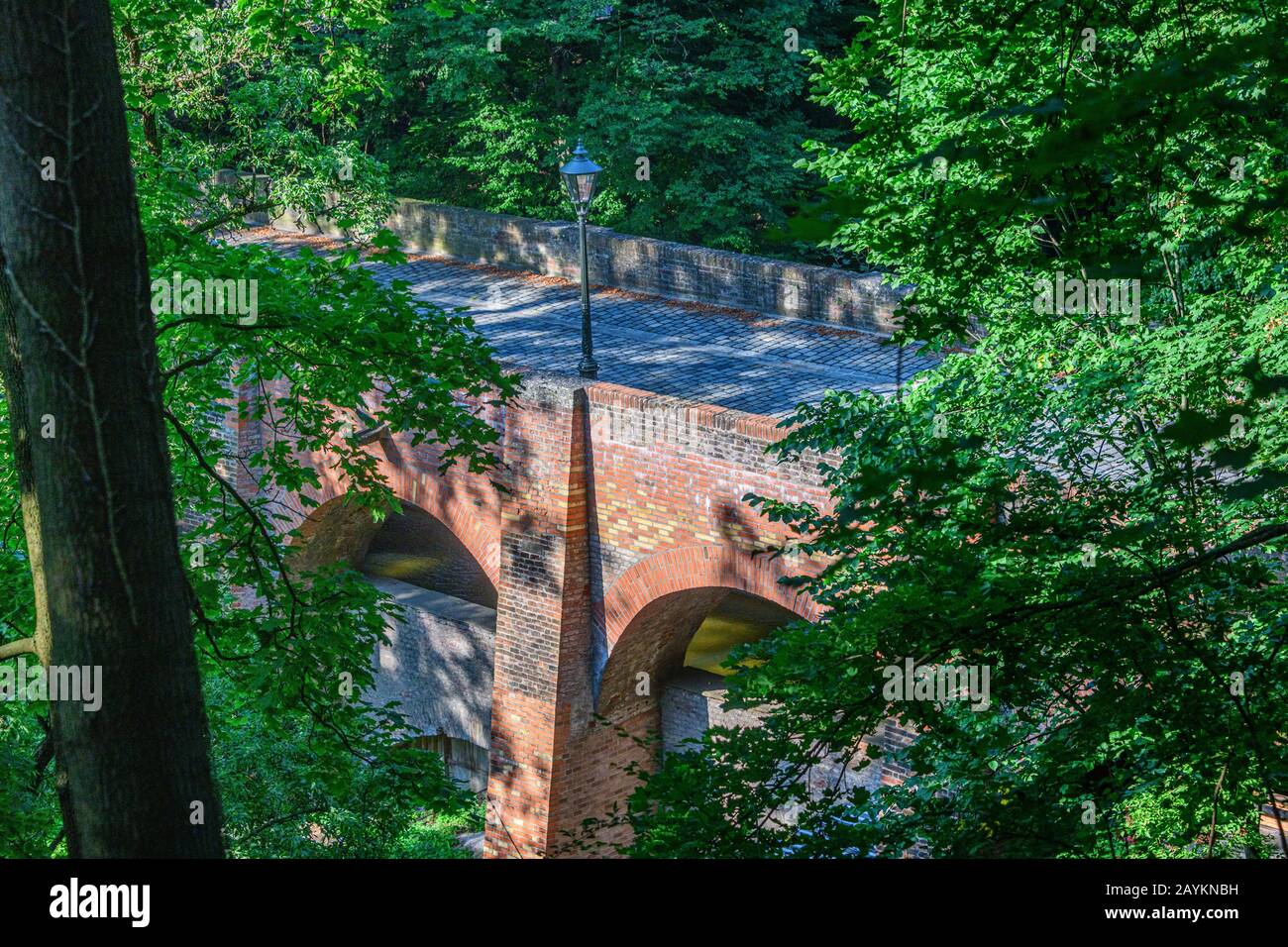 Das Lochbacher Viadukt in der Nähe des Roten Tores in Augsburg Stockfoto