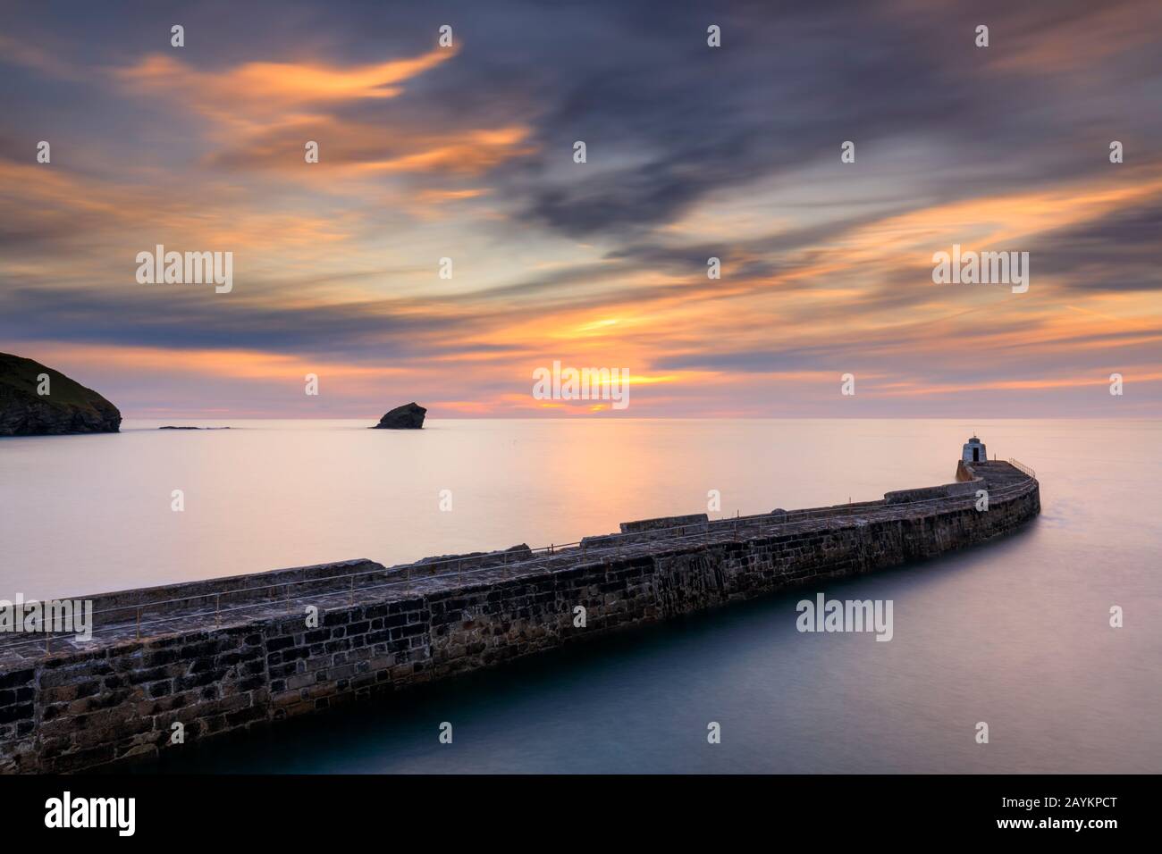 Portreath Pier bei Sonnenaufgang gefangen genommen Stockfoto