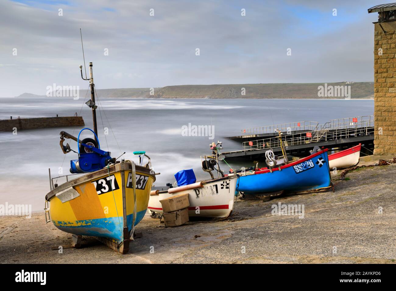 Boote auf dem Slipway in Sennen Cove. Stockfoto
