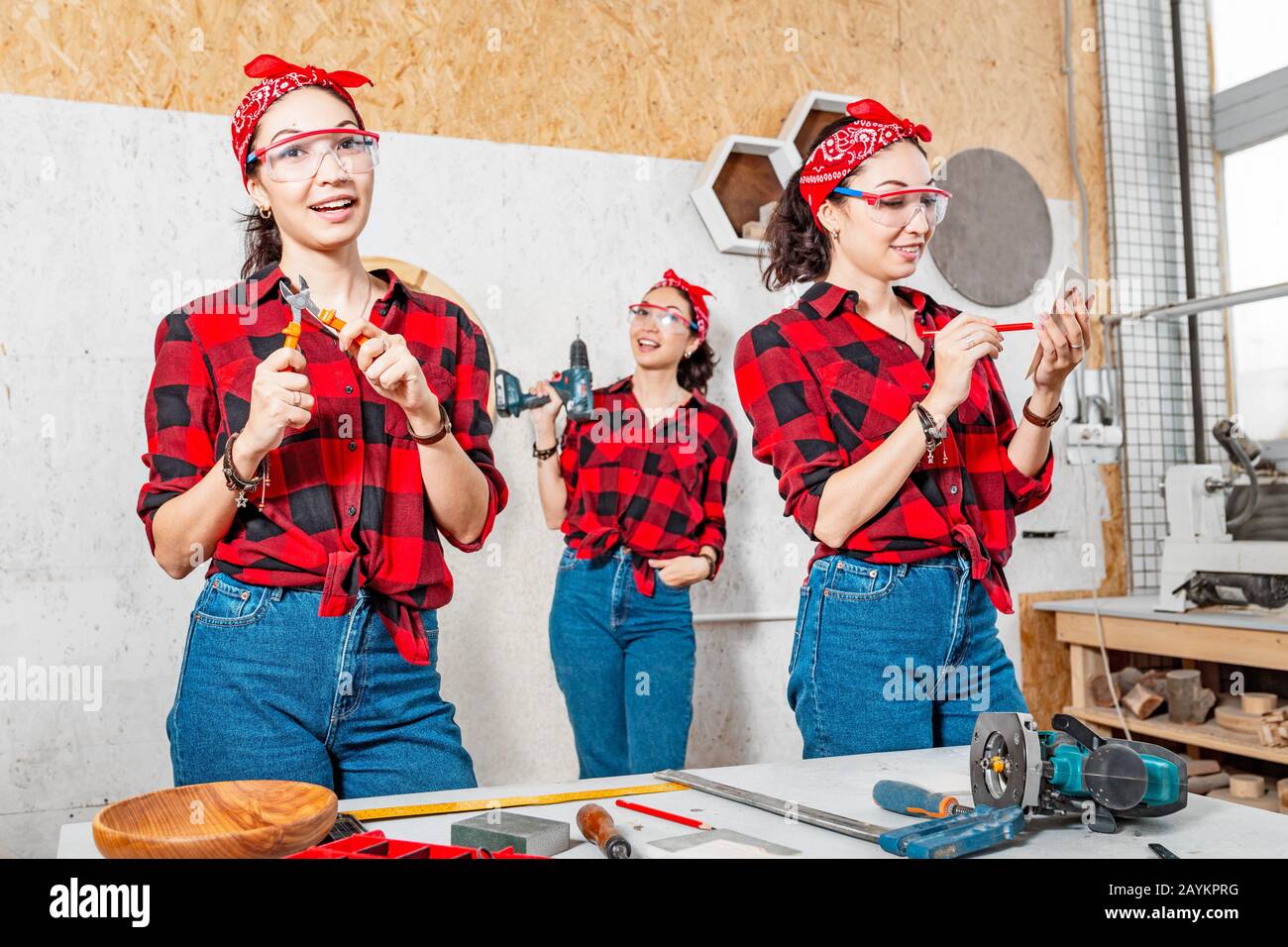 Collage von drei Arbeiterinnen in einer Tischlerei. Das Konzept der Unabhängigkeit und der manuellen weiblichen Arbeit Stockfoto