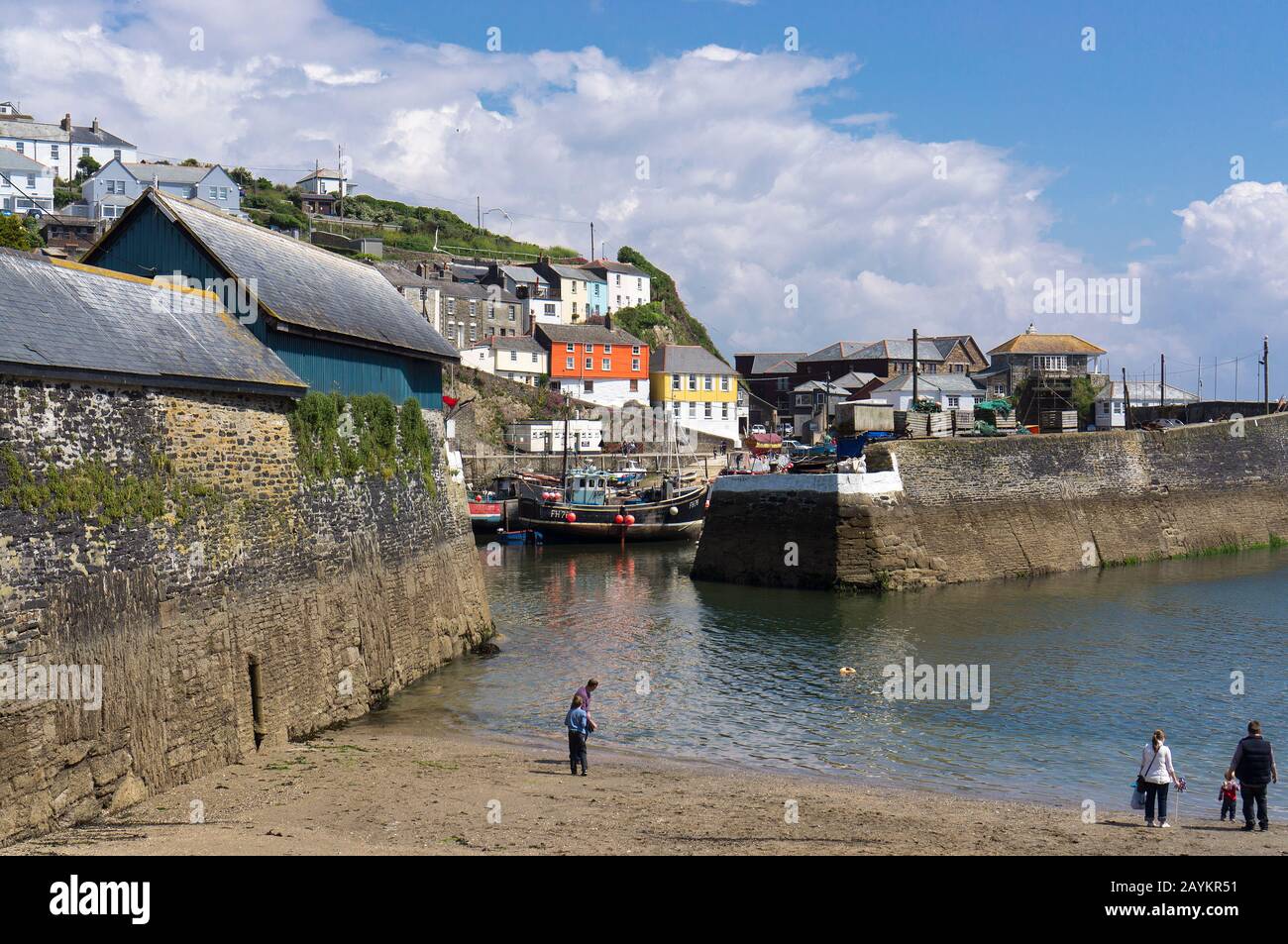 Ebbe am Mevagissey Hafen, Cornwall, Großbritannien Stockfoto