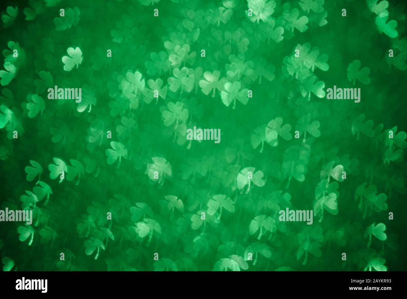 Kleeblattförmige Bokeh. St. Patrick's Day. Verschwommener abstrakter Hintergrund. Grüner Shamrock Stockfoto